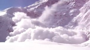 Лавина накрывает туристов