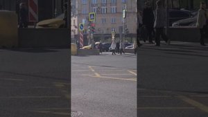 Робот-доставщик от Яндекса на улицах Москвы.
