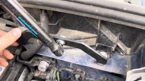 Установка газовых упоров капота на Пежо / Peugeot 3008 / 5008 своими руками