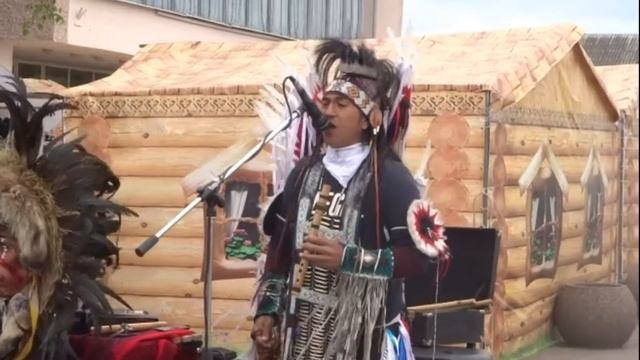 Музыкант из Эквадора на белорусской ярмарке в Тихвине смотреть онлайн