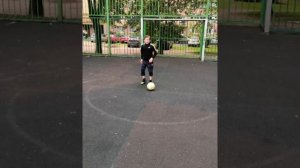 Обучение мяча внутренней стороной стопы по кругу. Ведение мяча внешней стороной стопы