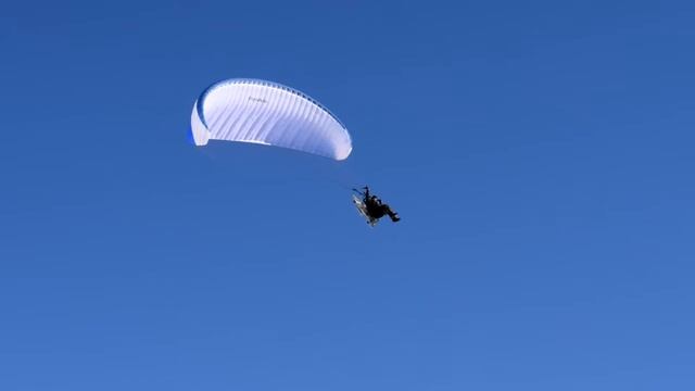 Полет в небе. Мотопараплан.