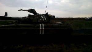 под танком
