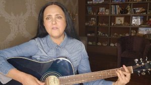 Песня " Девушка из харчевни" ( баллада о гвозде), автор Новелла Матвеева. Исполняет Ирина Нифонтова