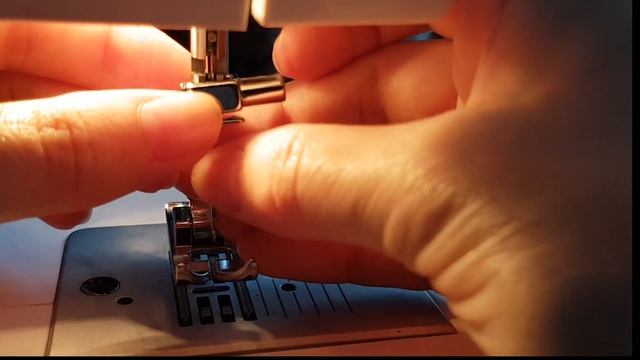 Cum sa schimbi acul la masina de cusut Singer смотреть онлайн