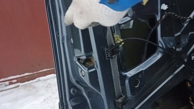 Замена тросика открывания двери. Skoda Octavia Tour A4. Снимаем обшивку двери. смотреть онлайн