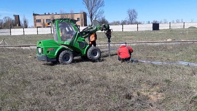 Монтаж винтовых свай(геошурупов) при помощи минипогрузчика. смотреть онлайн