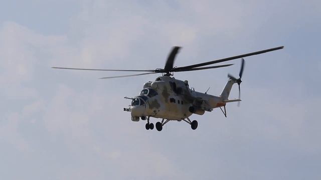 Пилотаж Ми-35 на авиационном празднике в честь архангела Михаила на авиабазе под Пафосом смотреть онлайн