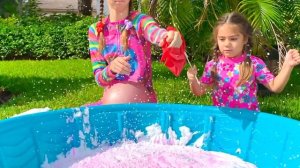 Настя и Мия играют в Челлендж с Шариками и делают слайм