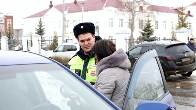 В Волжске Госавтоинспекторы присоединились к Всероссийской акции «Цветы для автоледи»
