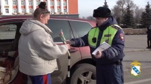 В Курске сотрудники ГИБДД поздравляют АвтоЛеди с 8 марта под воем сирен