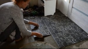 Ремонт в прихожей, положила плитку, покрасила стены