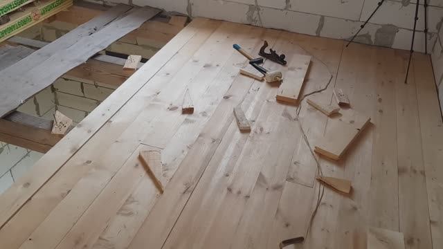 Деревянные полы из шпунтованных досок по деревянным балкам, постройка дома. долго, дорого и трудно.