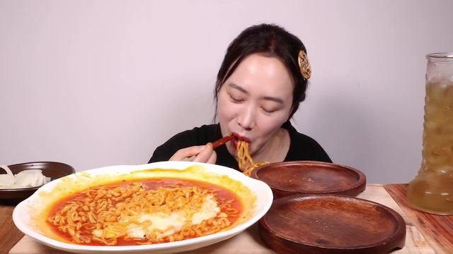 촉촉한 틈새볶음면에 치즈 올려서 피자빵🍕이랑 먹방.Korean spicy Stir-Fried noodles&Pizza bread MUKBANG.