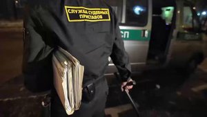Приставам хотят разрешить взламывать двери квартир