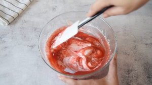 Как приготовить нежный пирог с печеньем и клубникой.