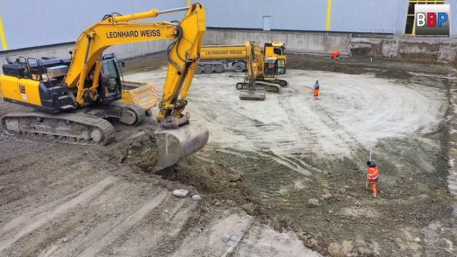 Komatsu PC240NLC, Hitachi ZX 300-7 (?), Mercedes-Benz Trucks, Obersontheim, 2022. смотреть онлайн