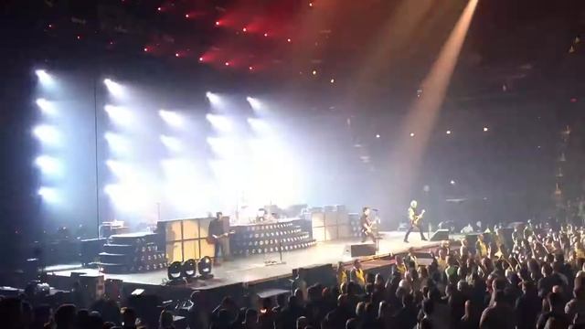 Green Day live - 4/3/17 Des Moines, IA - American Idiot Billie Joe political смотреть онлайн