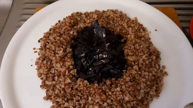 Лисички с Гречкой 🥗🍄 и салатом. Быстрый ужин субботы. Грибы с кашей, вкусно, просто/Champignons. смотреть онлайн