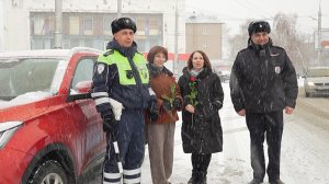 Инспекторы ГИБДД поздравили жительниц Балакова с предстоящим Международным женским днём