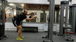 Протяжка верхнего блока с почти прямыми руками.