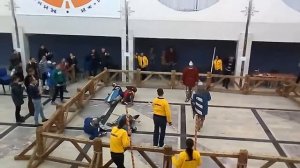 Рыцарский бой в доспехах с мечами, топорами и щитами