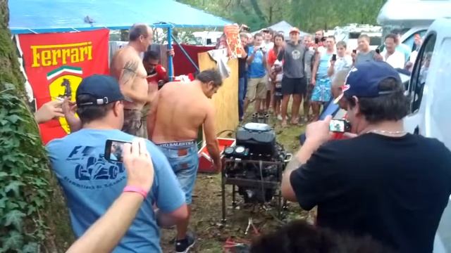 Si accende un motore in campeggio a Monza смотреть онлайн