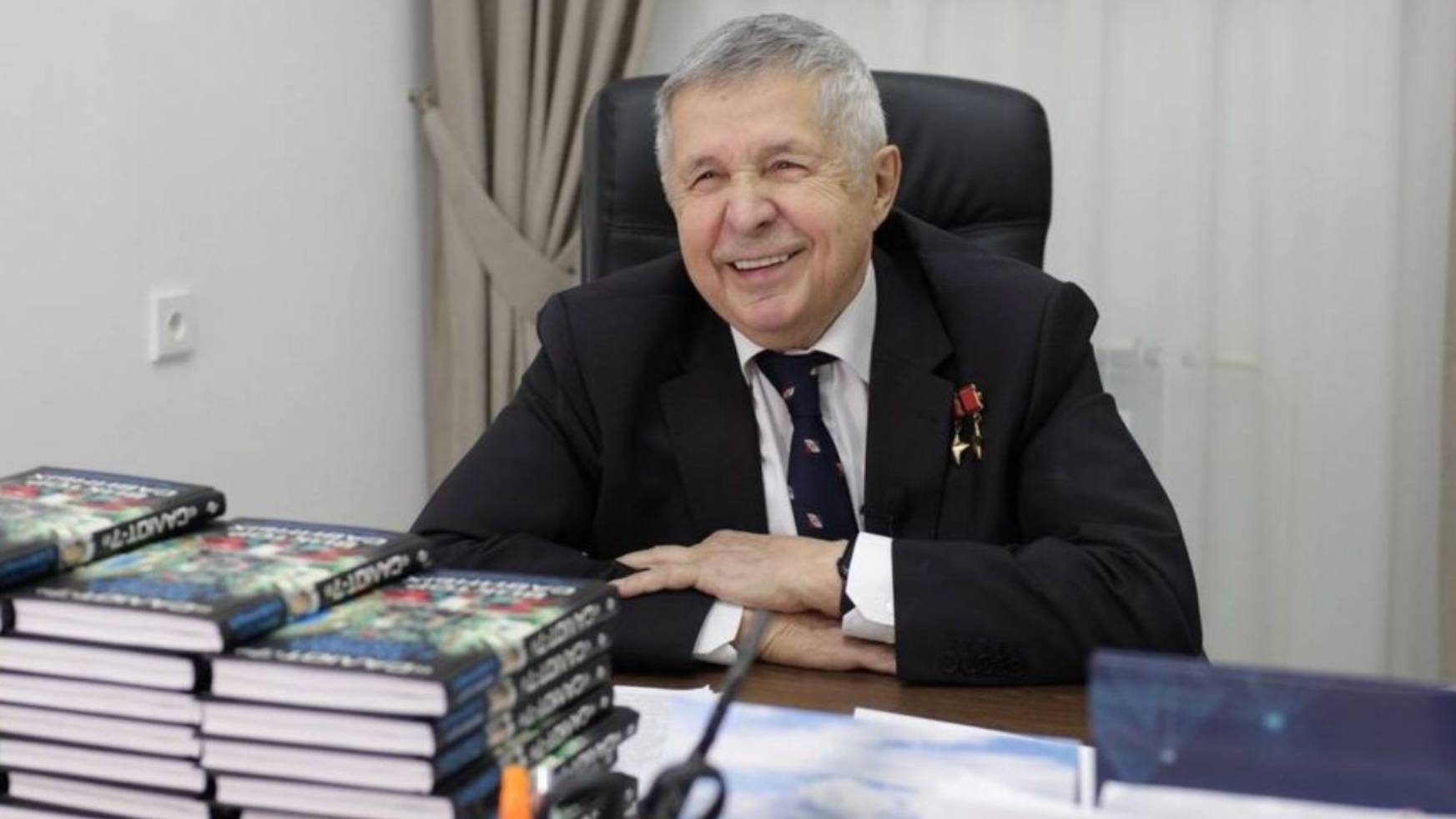 Знаменитому летчику и космонавту Виктору Савиных исполнилось 85 лет