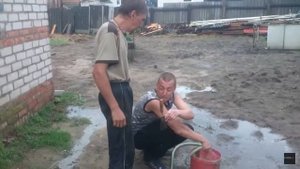 Бухие алкаши строители