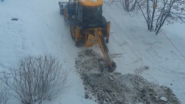ул Урманова д 1 убирают снег! часть 1 смотреть онлайн