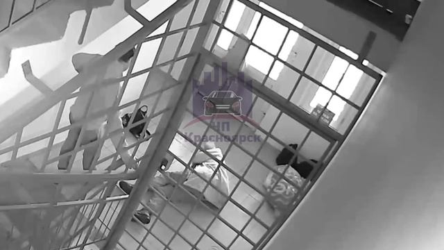 В Красноярске мужчина до полусмерти избил девушку в подъезде за отказ !!!