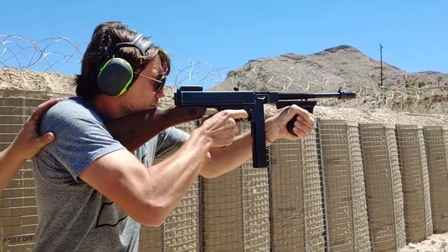 Shooting original Thomson submachine gun/ Стреляю из оригинального пистолета пулемёта Томсона.