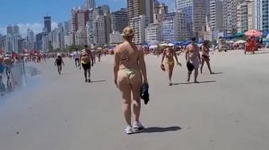 Жопастые бразильянки гуляют на пляже