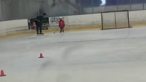 Учимся набирать стартовую скорость. 17 мая 2022. Федя в хоккее.