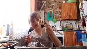 ПОЕДАЮ ЕМ РОЛЛЫ В СТИЛЕ МОИХ ЛЮБИМЫХ😏 СЛУШАЙТЕ АСМЕРЧИК И ЕШЬТЕ СО МНОЙ 💋