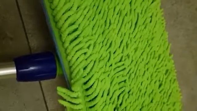 Универсальная швабра с двумя насадками из рассеченного микроволокна. смотреть онлайн