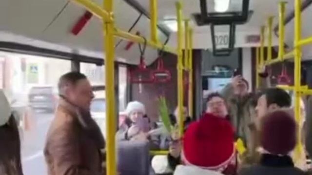«Я люблю тебя до слёз!»: красноярцы в автобусе поздравили женщин с 8 Марта песней и тюльпанами