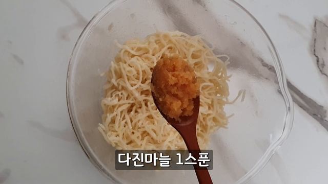 진미채 무침 :: 볶지 말고 무쳐보세요! 딱딱하지 않고 부드럽게 만드는 방법 :: dried squid dish смотреть онлайн
