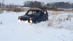 Нива по глубокому снегу на зиме