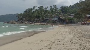 Пляж Thong Nai Pan Noi – половина отель ANANTARA и дальше территория за колючей проволокой