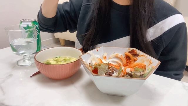 ENG) VLOGㅣ 자취요리 ㅣ👜퇴근하고 마트런해서 찹스테이크🥩 만들어먹는 일상ㅣ닭가슴살월남쌈,연어회덮밥,잔치국수,가지강정,콘치즈,비오는날엔파전