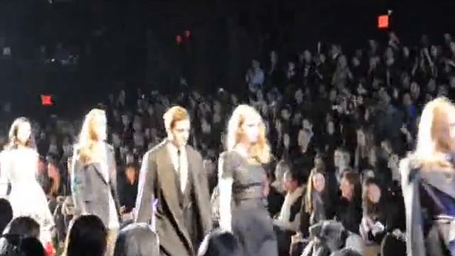 Tommy Hilfiger Fall 2010 Final Runway Show at Bryant Park смотреть онлайн