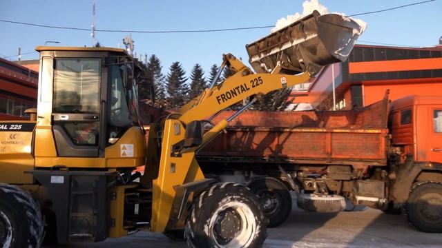 В городе продолжается уборка снега