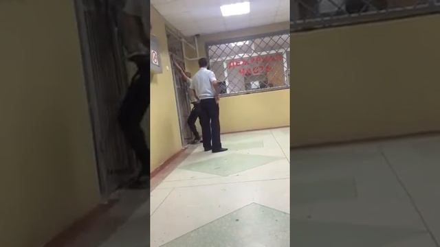 Терпеливые полицейские против агрессивного дебошира. Волгодонск смотреть онлайн