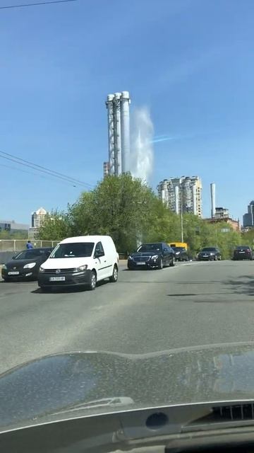 В Киеве снова прорвало - фонтан бьет на десятки метро смотреть онлайн