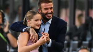 Дочь Бекхэмов под руку с отцом и сыновья с возлюбленными появились на модном шоу Виктории в Париже