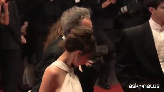 A Cannes il red carpet con Paolo Sorrentino e il cast di "Partenope" смотреть онлайн