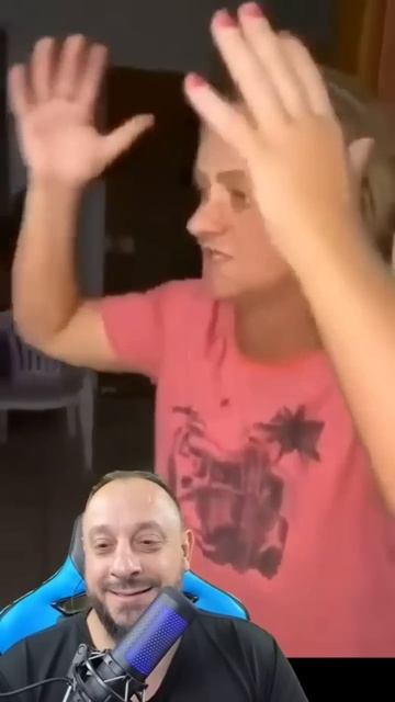 Menina brinca com gambá #animais #biólogohenrique #serpentes смотреть онлайн