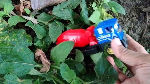 menemukan mainan mobil polisi, truk molen, truk sampah, mobil balap, ekskavator, buaya, motor balap