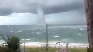 Невероятно большой водяной смерч